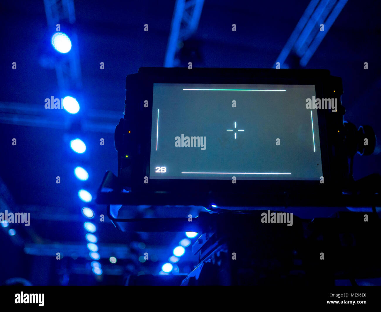 Écran vide de caméra vidéo numérique professionnel dans une salle de concert. Diffusion TV de l'événement de la fashion show Banque D'Images