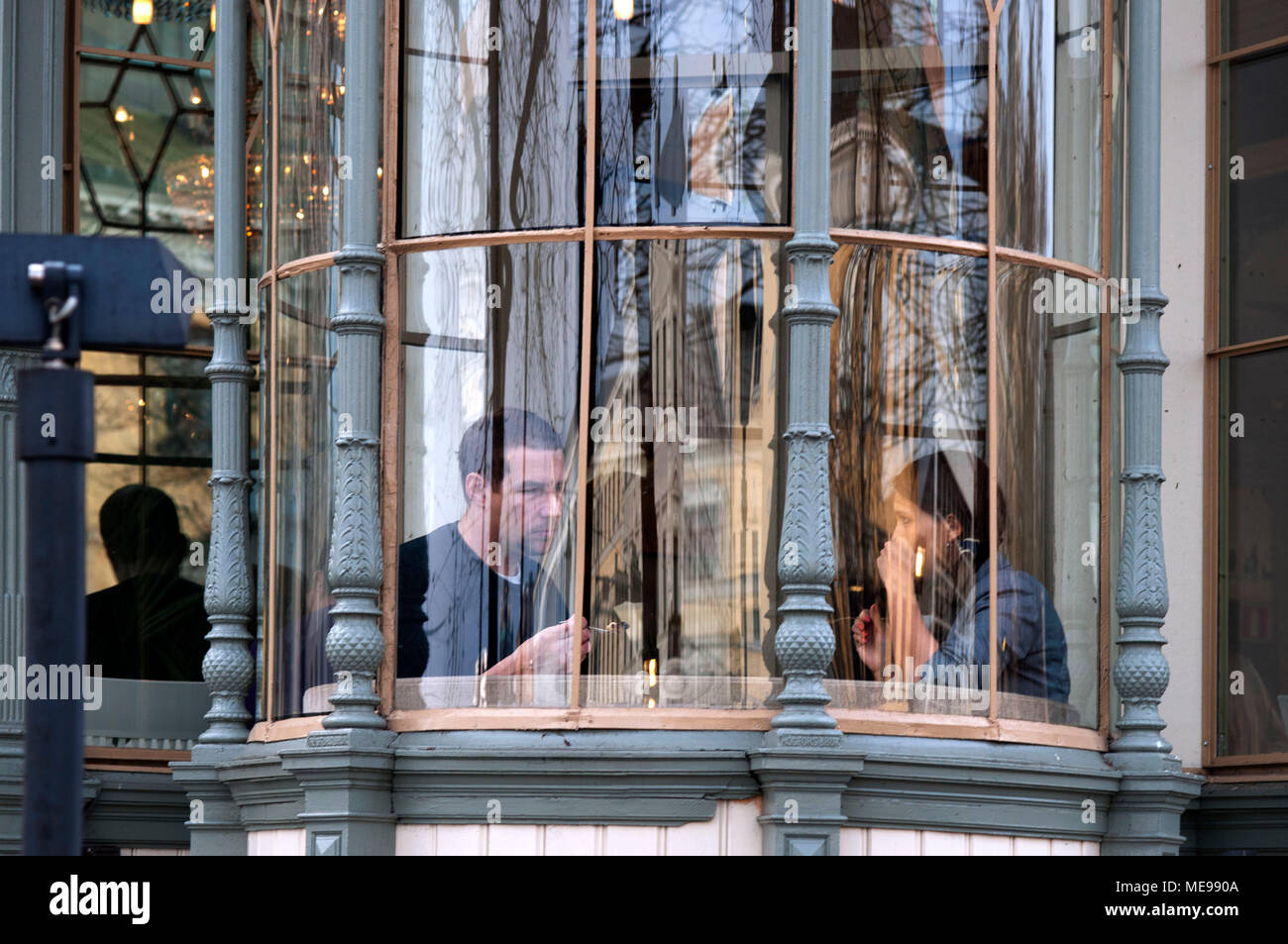 À l'intérieur restaurant Kappeli, Helsinki, Finlande. Un couple de manger au restaurant Havis Amanda, l'un des plus prestigieux de Helsinki Finlande Banque D'Images