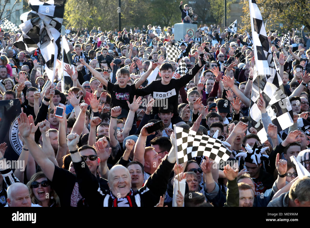 St Mirren fans cheering durant la parade du gagnant par Paisley. Banque D'Images