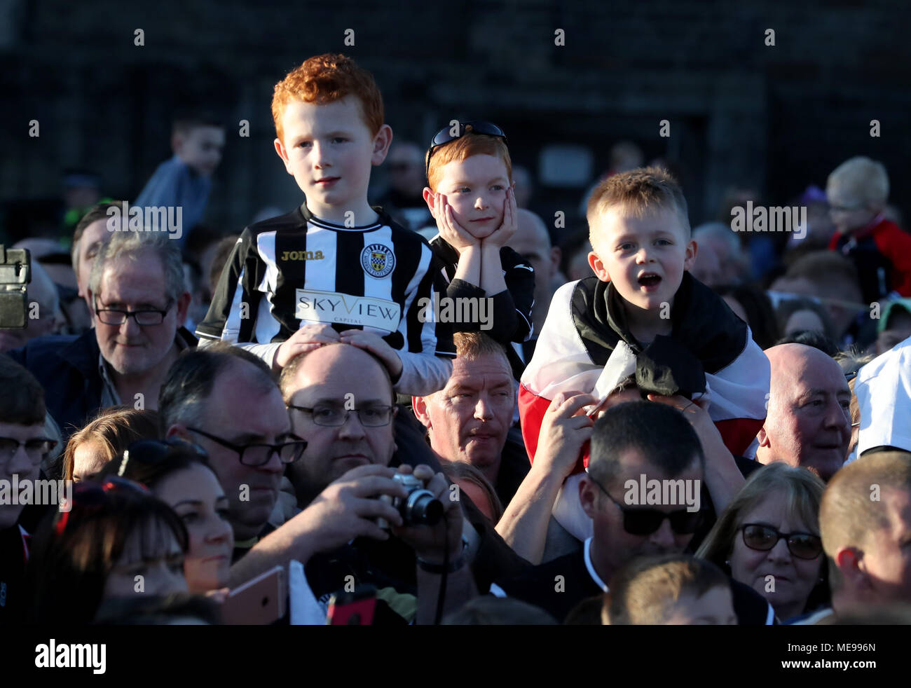 St Mirren fans cheering durant la parade du gagnant par Paisley. Banque D'Images