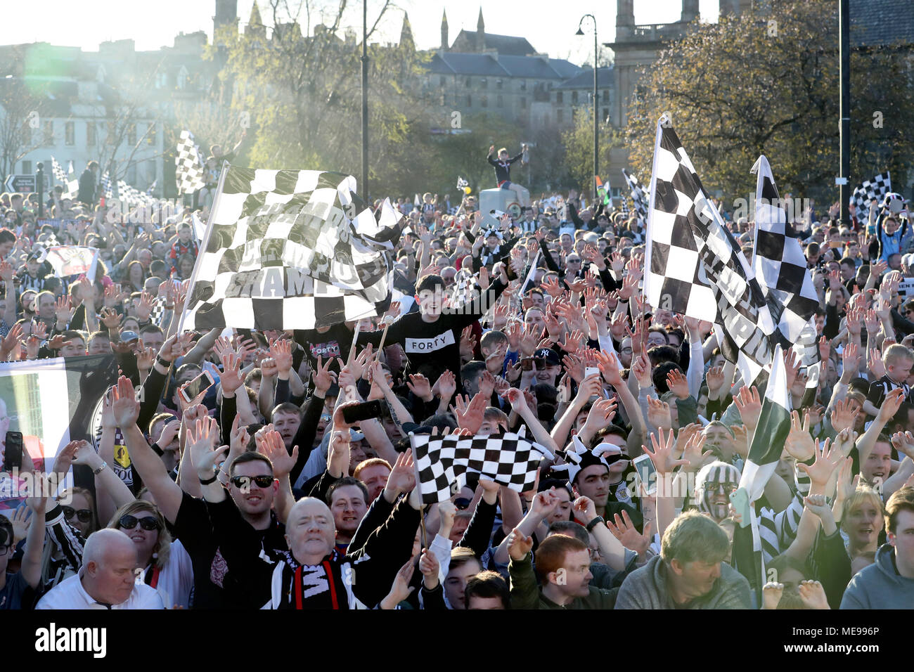 St Mirren fans cheering durant la parade du gagnant par Paisley. Banque D'Images