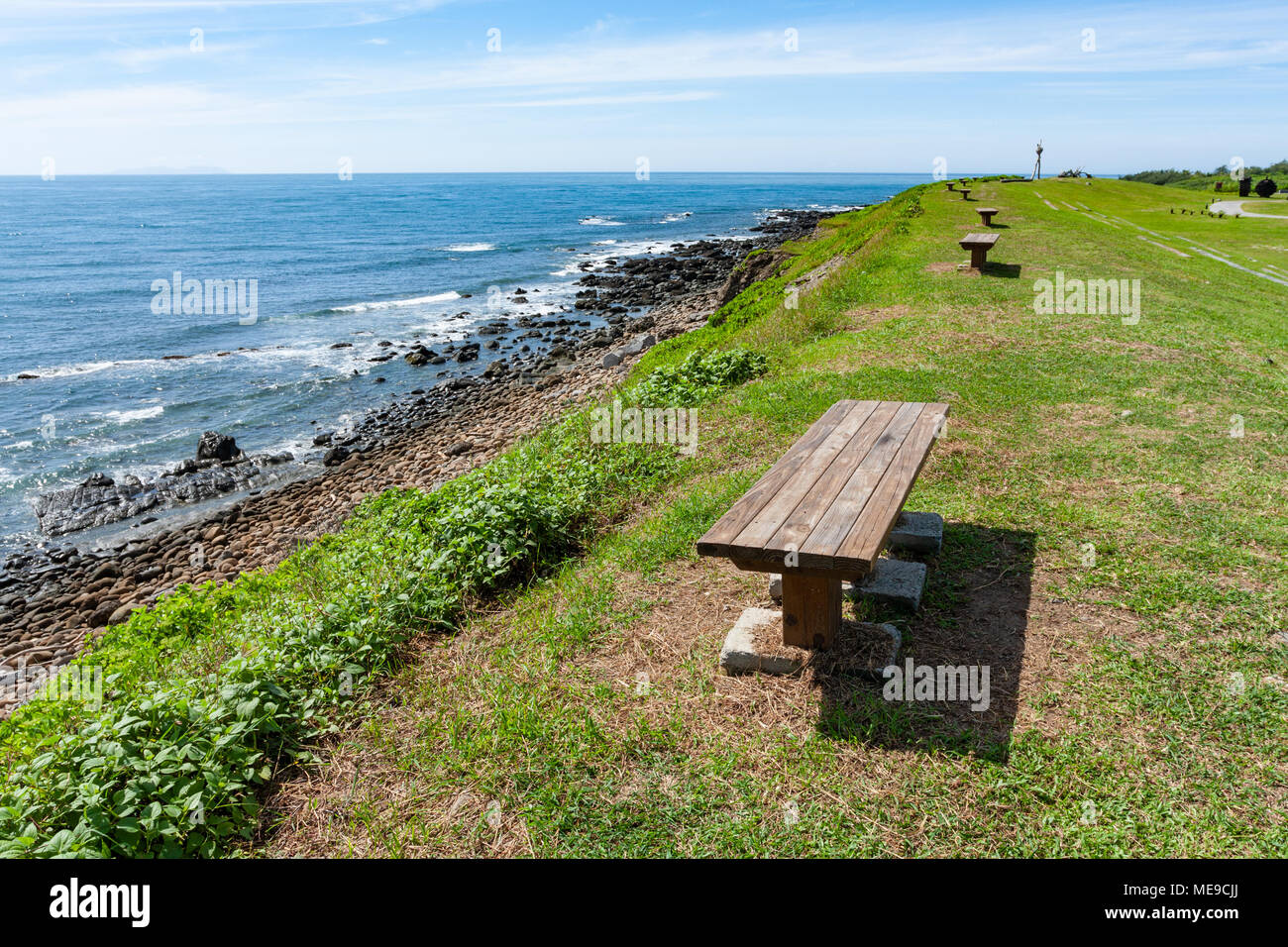 Bancs à Jialulan bay, sur l'océan avec une destination populaire vue sur l'océan, plage de rochers, ciel bleu et l'océan Pacifique, le comté de Taitung, Taïwan Banque D'Images