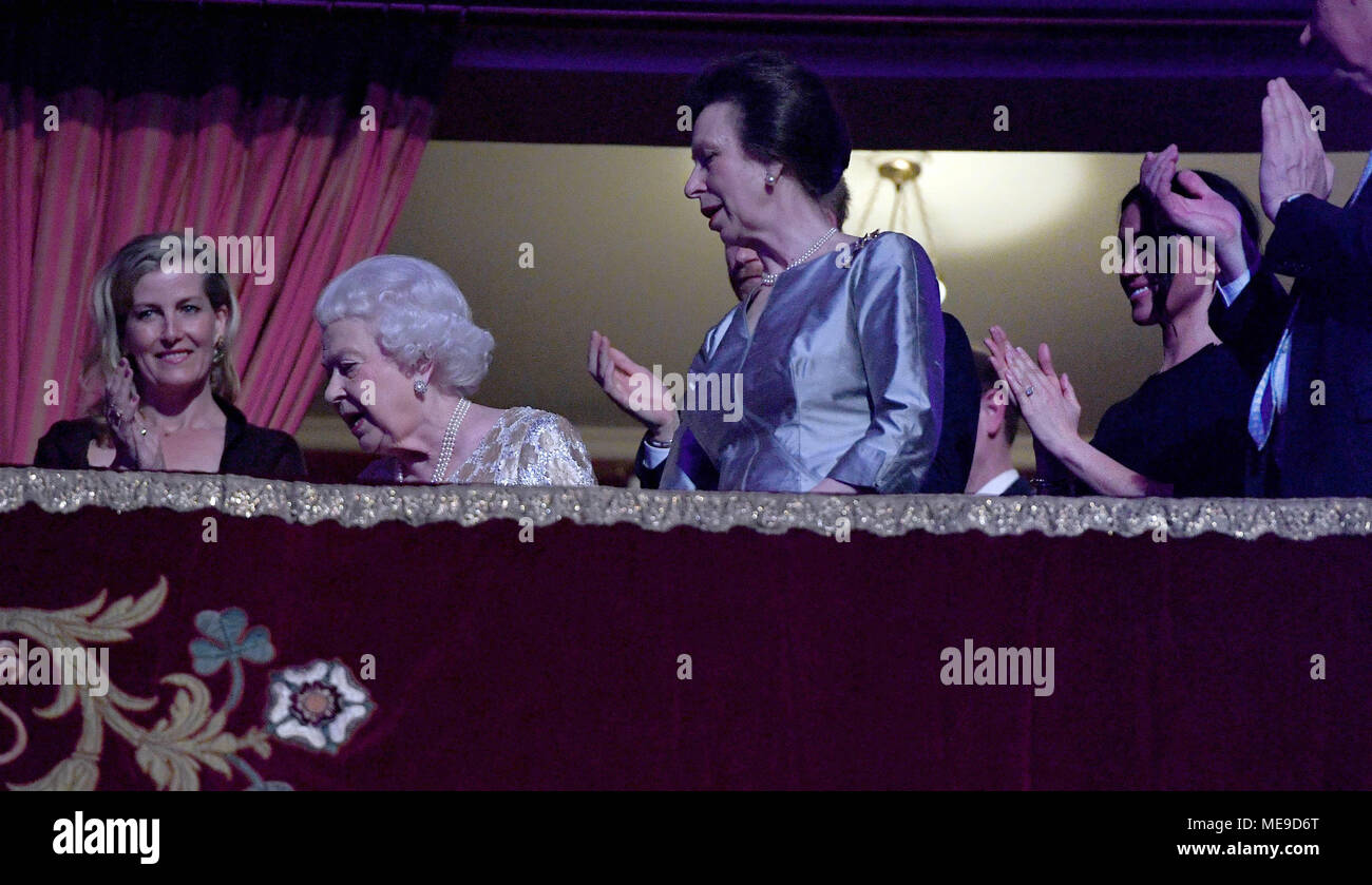 La reine Elizabeth II, entouré par les membres de la famille royale, prend place au Royal Albert Hall de Londres pour assister à un concert de stars pour célébrer son 92e anniversaire. Banque D'Images