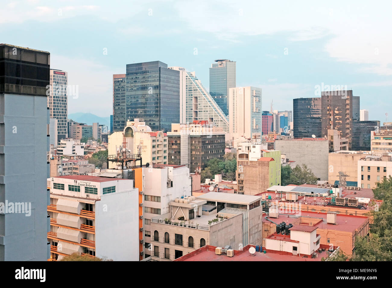 Zona Rosa en premier plan avec le quartier financier de la distance dans la ville de Mexico (Mexique) en 2018. Banque D'Images