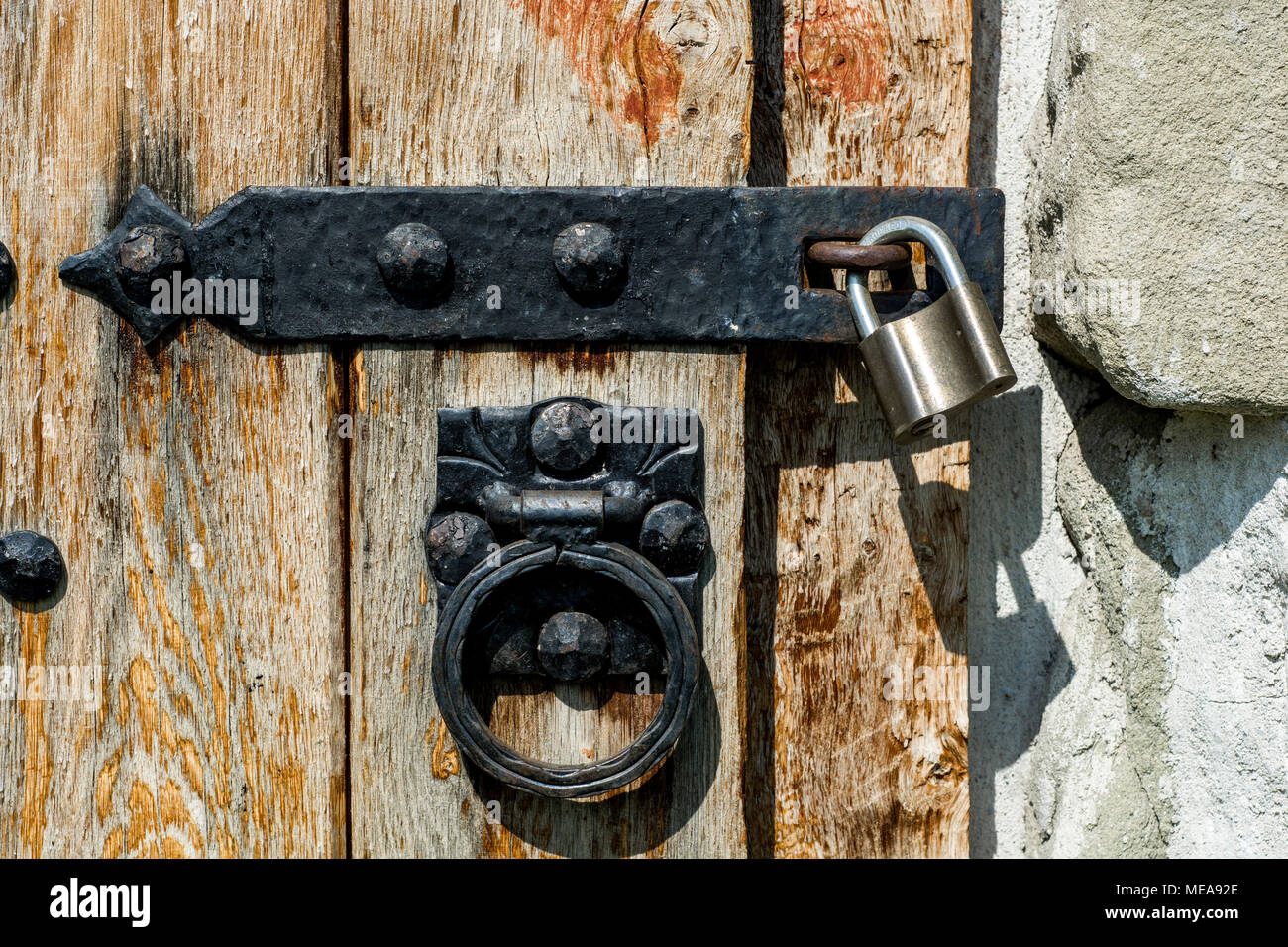 Heurtoir et cadenas sur la vieille porte en bois. Close up Banque D'Images
