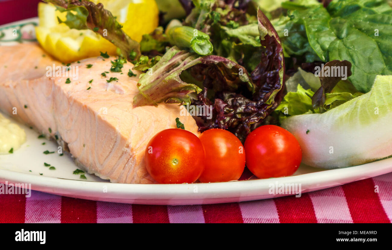 Pub Anglais traditionnel repas de l'alimentation : une assiette de salade de saumon froid servi avec une garniture de tomates et laitue pour un déjeuner ou dîner en bonne santé Banque D'Images