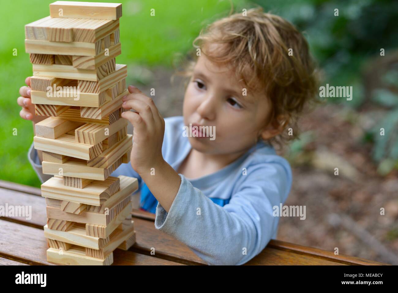 Mignon enfant jouant avec des blocs de construction et le développement de la motricité fine et de la résolution de problèmes, Townsville QLD, Australie Banque D'Images