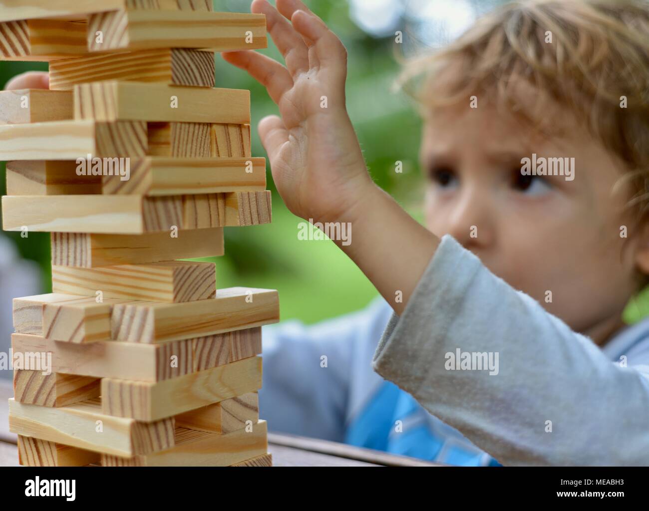 Mignon enfant jouant avec des blocs de construction et le développement de la motricité fine et de la résolution de problèmes, Townsville QLD, Australie Banque D'Images