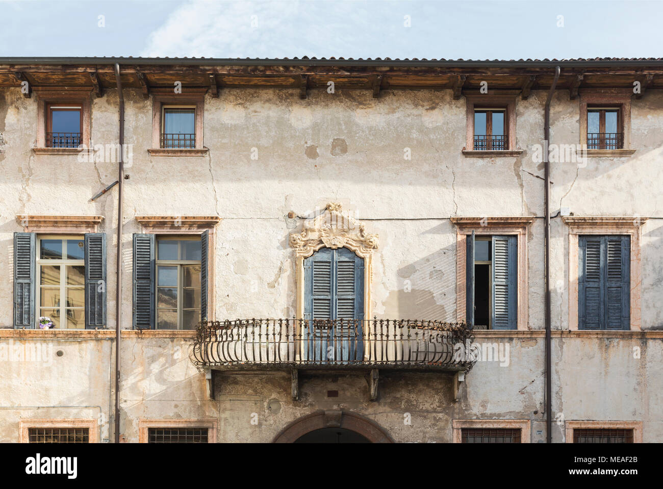 Balcon et fenêtres à Città Antica, Vérone Banque D'Images