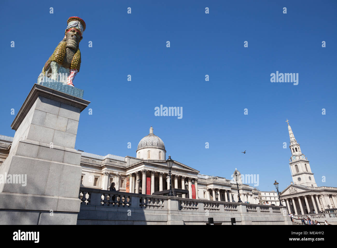 L'ennemi invisible ne devrait pas exister, par Michael Rakowitz, est une sculpture de Lamassu fabriqués à partir de bidons vide de, sur le quatrième Socle, Trafalgar Square Banque D'Images