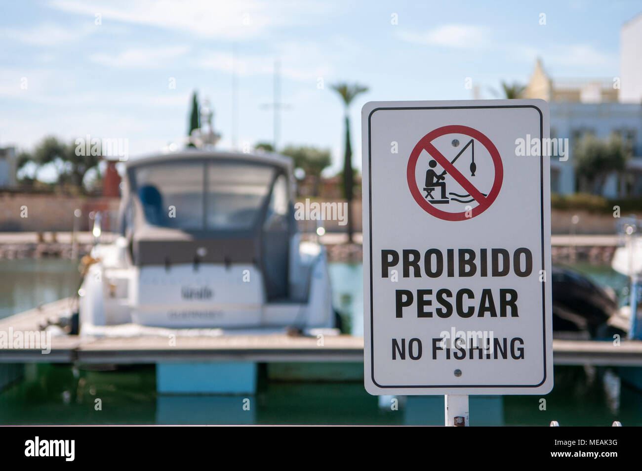 Panneau disant "Proibido pescar" (Pas de pêche) à la marina à Vilamoura, Algarve, Portugal Banque D'Images