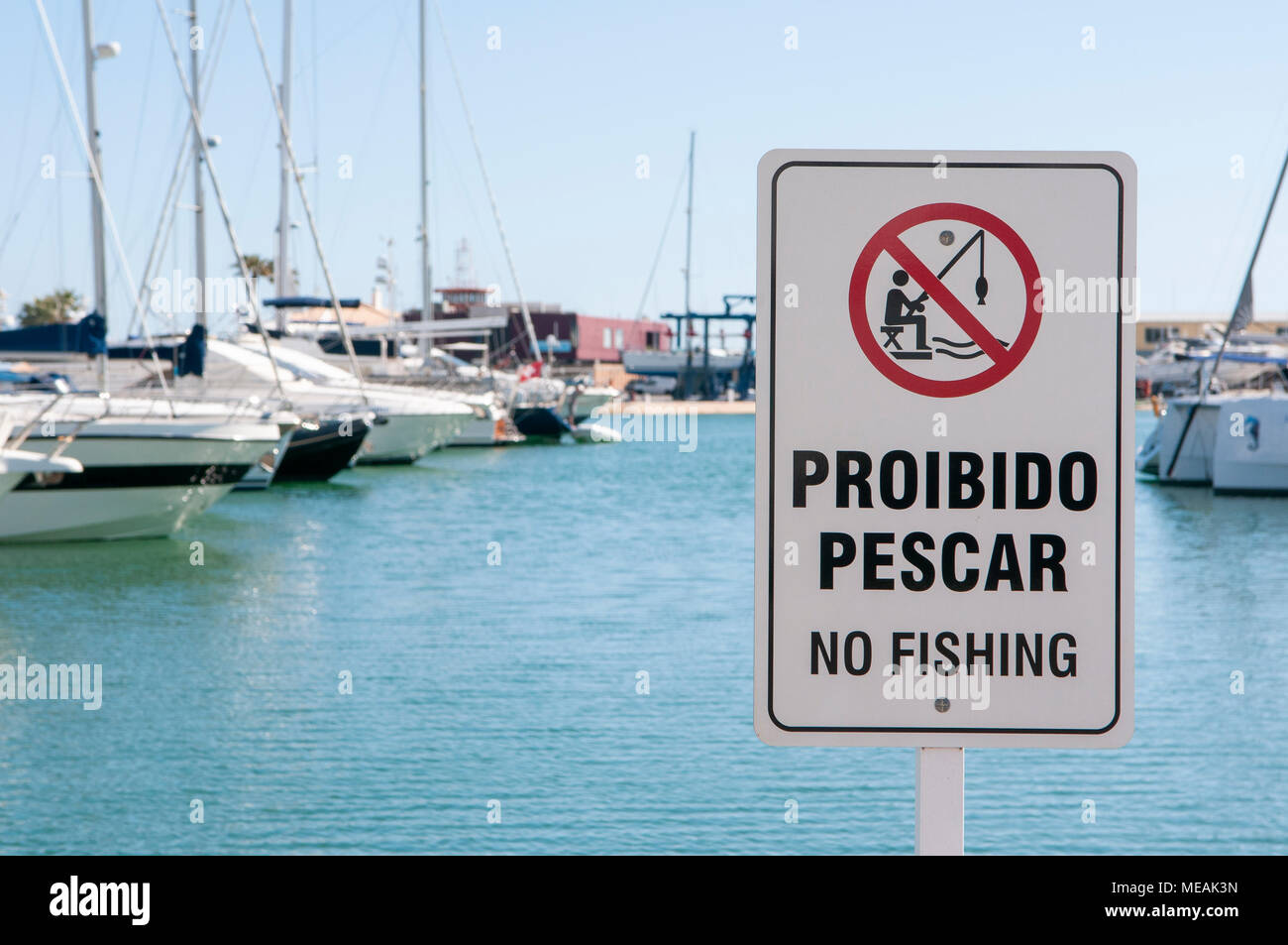 Panneau disant "Proibido pescar" (Pas de pêche) à la marina à Vilamoura, Algarve, Portugal Banque D'Images