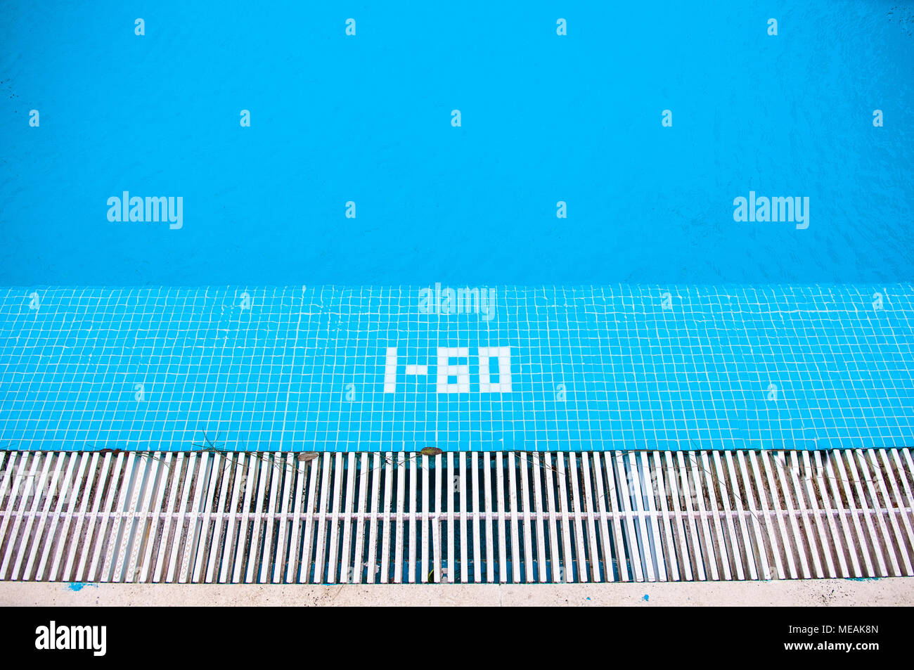 Indicateur de profondeur de 1.60m à une piscine de l'hôtel. Banque D'Images