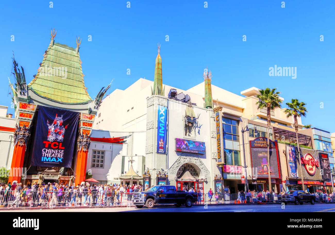 LOS ANGELES - MAR 26, 2018 : les foules se rassemblent à la célèbre Grauman's Chinese Theatre sur Hollywood Boulevard. Déclarée monument historique-culturel en 196 Banque D'Images