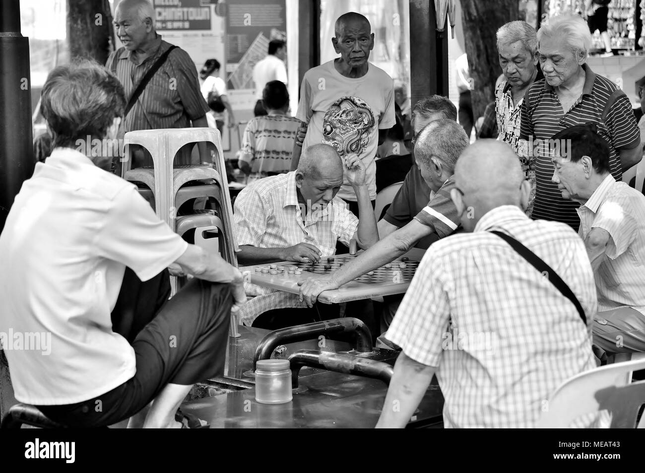 Singapour - 13 Avril 2018 : un groupe de personnes âgées hommes chinois en faisant un match d'échecs traditionnels dans le quartier chinois Banque D'Images