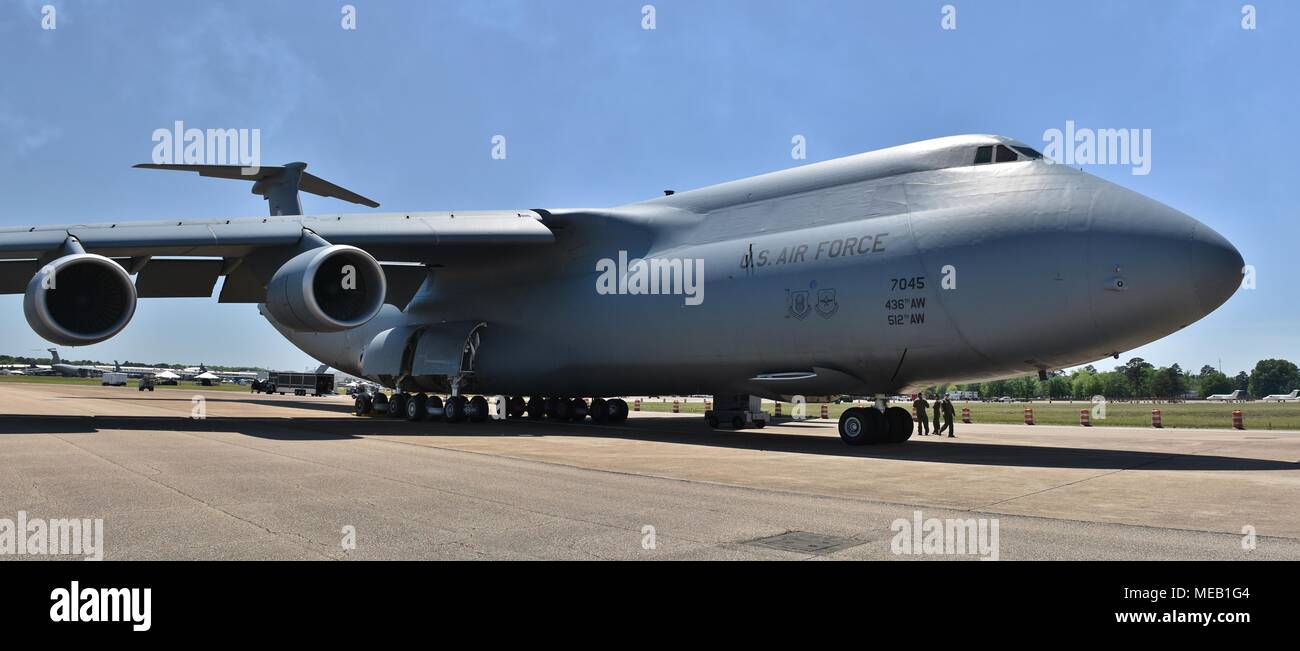 Un U.S. Air Force avion cargo C-5 Galaxy sur une piste à Columbus Air Force Base. Cette C-5 appartient à 436e Airlift Wing et 512th Airlift Wing Banque D'Images