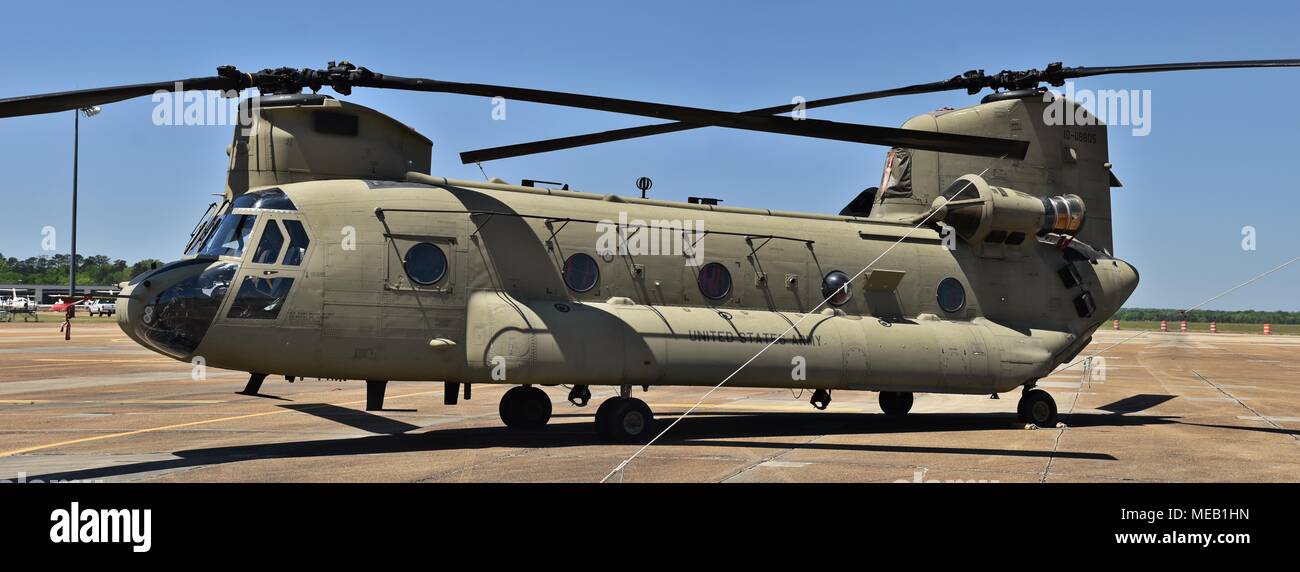Un livre vert de l'armée américaine d'hélicoptères de transport CH-47 Chinook sur la piste à Columbus Air Force Base. Banque D'Images