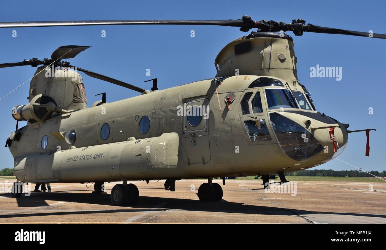 Un livre vert de l'armée américaine d'hélicoptères de transport CH-47 Chinook sur la piste à Columbus Air Force Base. Banque D'Images