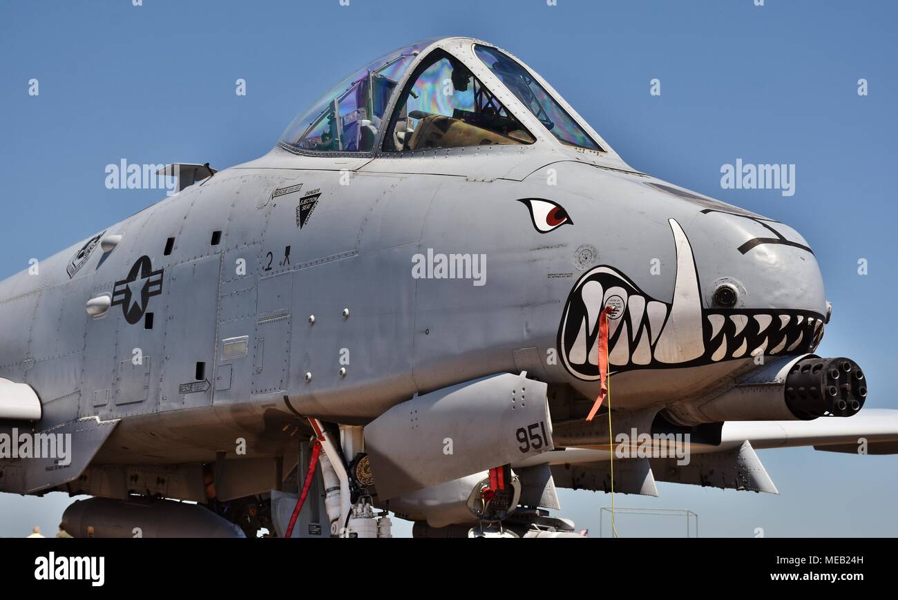 Une armée de l'Air A-10 Warthog/Thunderbolt II fighter jet garé sur une  piste à Columbus Air Force Base. Cette attaque A-10 jet appartient à la 74e  Fighter Photo Stock - Alamy