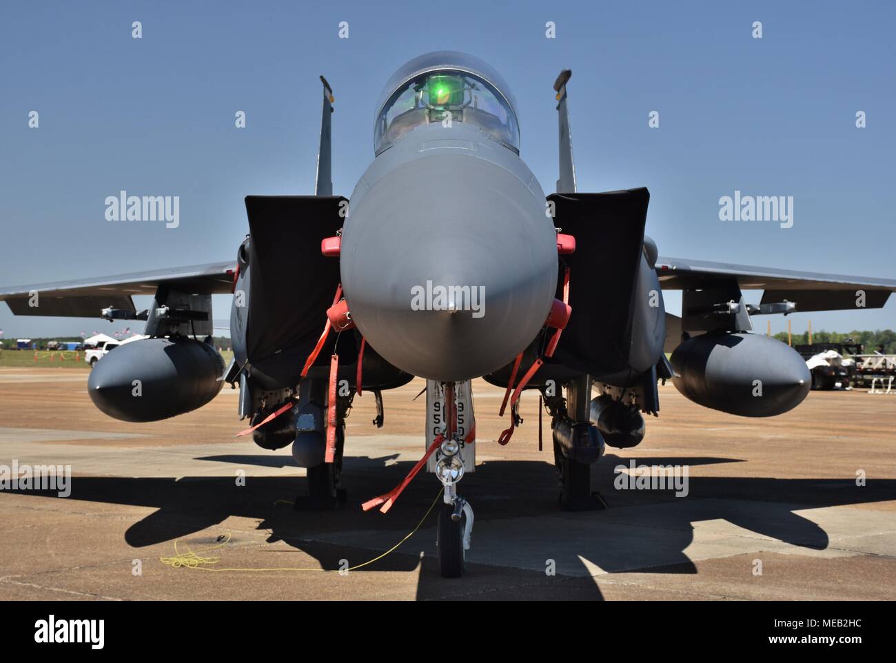 Une armée de l'air F-15E Strike Eagle fighter jet sur une piste à Columbus Air Force Base. Ce F-15E appartient à la 4e Escadre de chasse de Seymour Johnson Banque D'Images