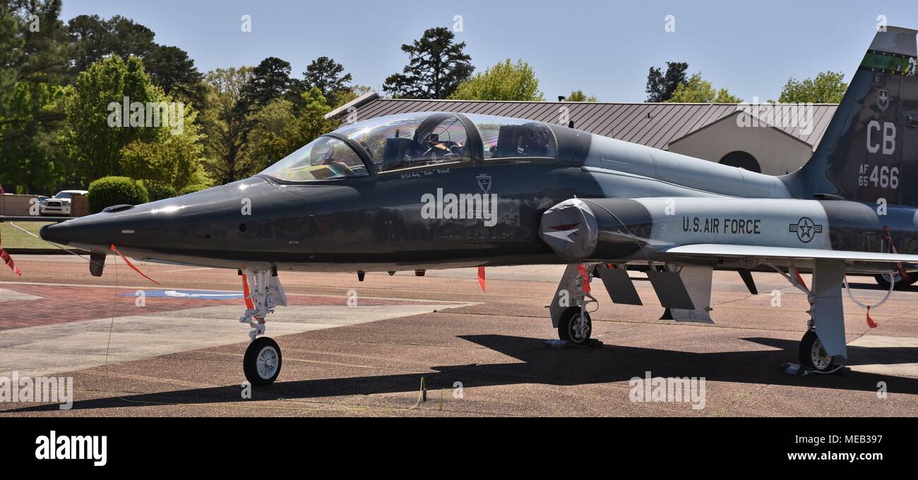 Un U.S. Air Force T-38 Talon sur la piste à Columbus Air Force Base, en Floride. Ce T-38 est utilisé comme un jet de formation pour les élèves-pilotes. Banque D'Images
