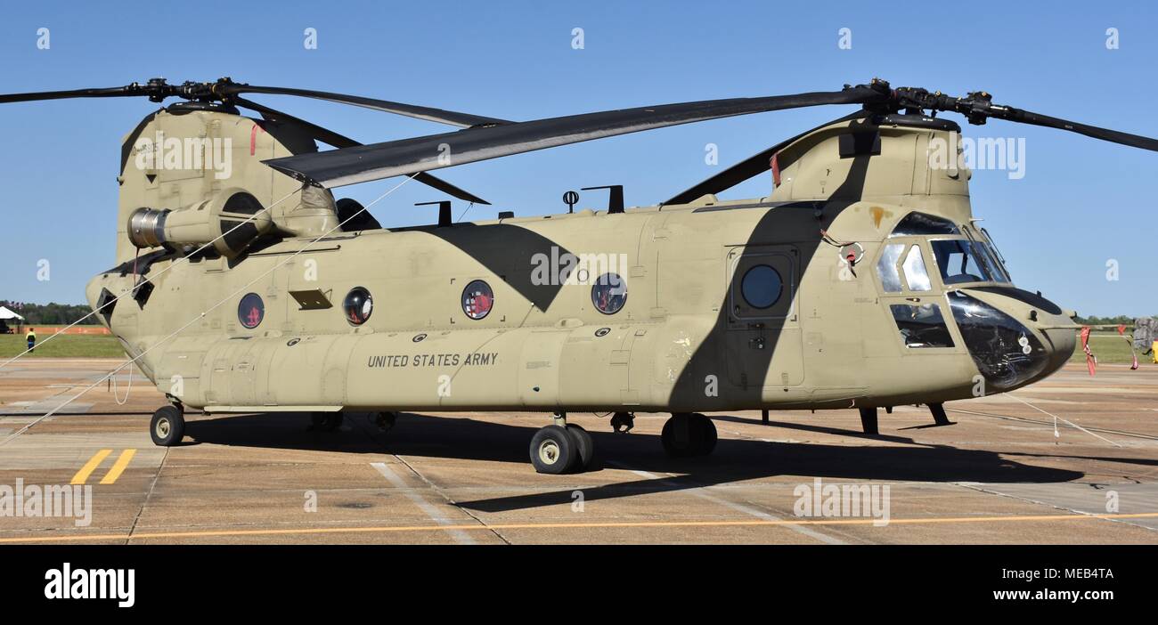 Un livre vert de l'armée américaine d'hélicoptères de transport CH-47 Chinook sur la piste à Columbus Air Force Base. Banque D'Images