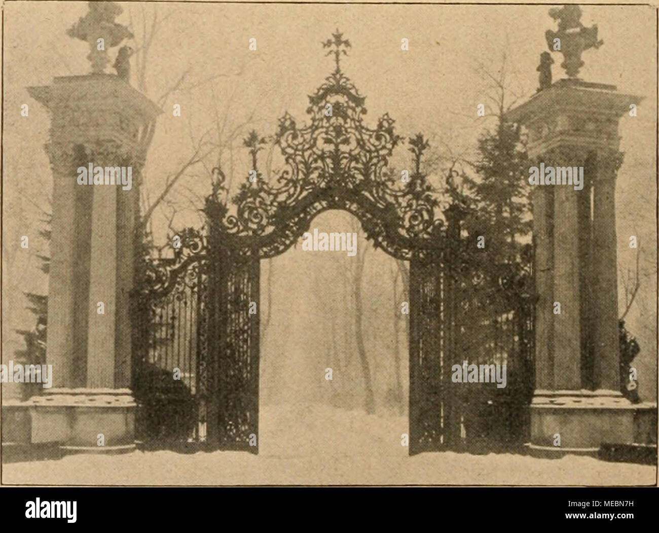 . Die Gartenwelt . lige Haupteingang nach Sanssouci (suis Obelisken). Kunstschmiedeeiserne prachtvolle Das Tor wurde von der Firma Gebr. Armbrust, Frankfurt a. Auf der Weltausstellung principal à Chicago als deutscher Zeugnis und Tüchtigkeit ausgestellt dann von Wilhelm II. für 75 000 Mark erworben. Banque D'Images