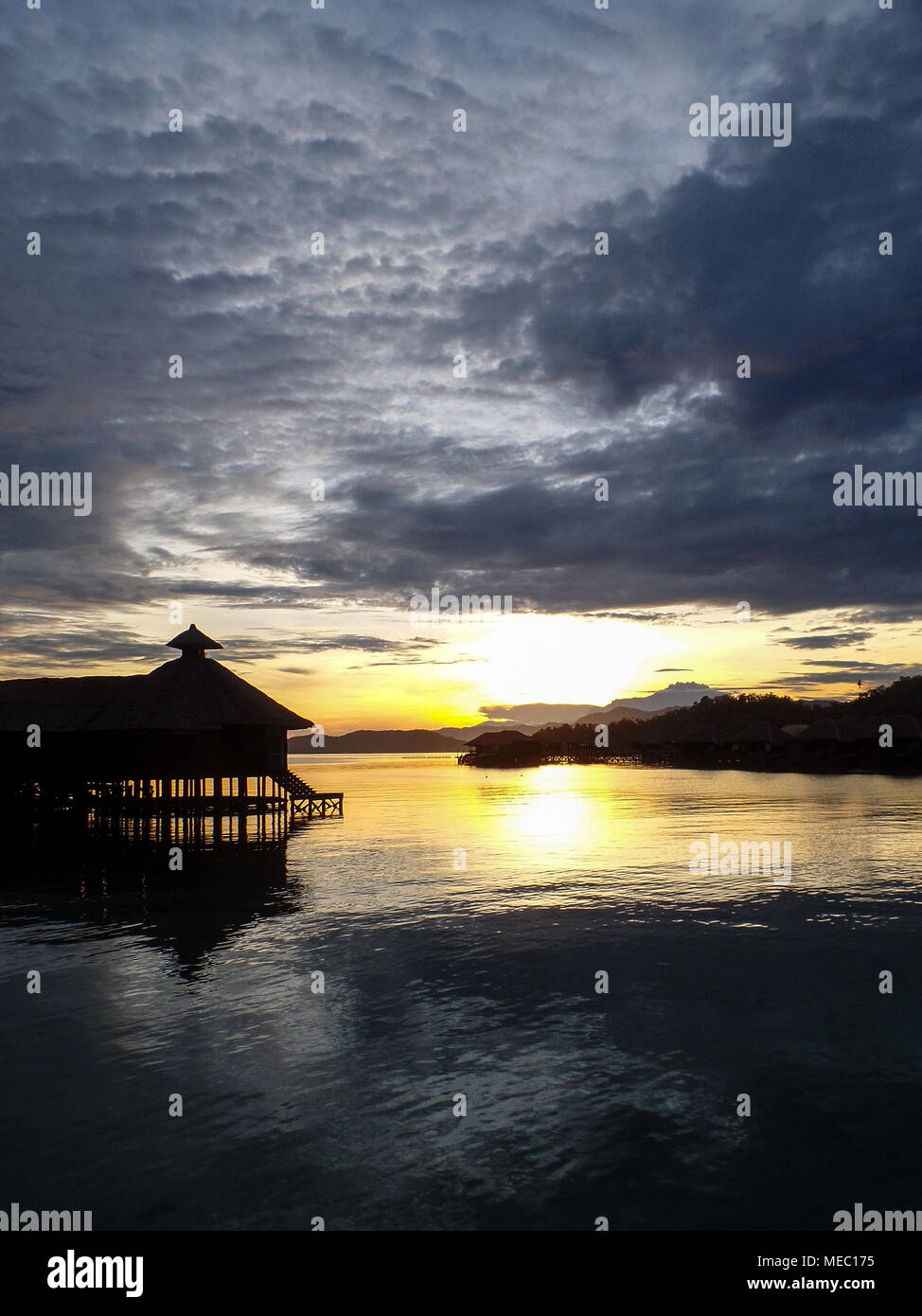 Vacances de luxe s'échapper avec bungalow sur pilotis. Du côté de l'océan tropical de rêve s'échapper. Lever de soleil spectaculaire d'élévation et de station côtière. Borneo, Malaisie Banque D'Images