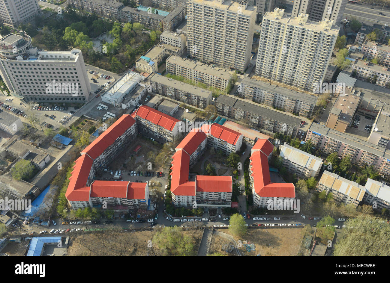 Voir des bâtiments résidentiels qui ont l'air comme s'il s'énonçant "CCL" de la tour de la télévision centrale de Chine, Beijing, Chine Banque D'Images