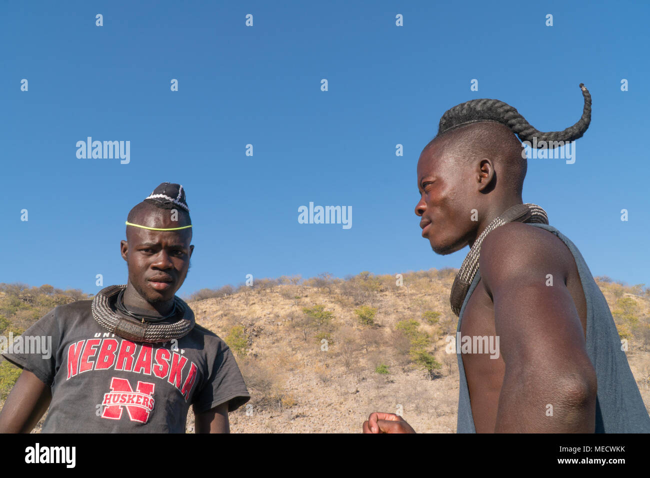 Les Himba Namibie-, jeune homme à la coiffure traditionnelle Banque D'Images