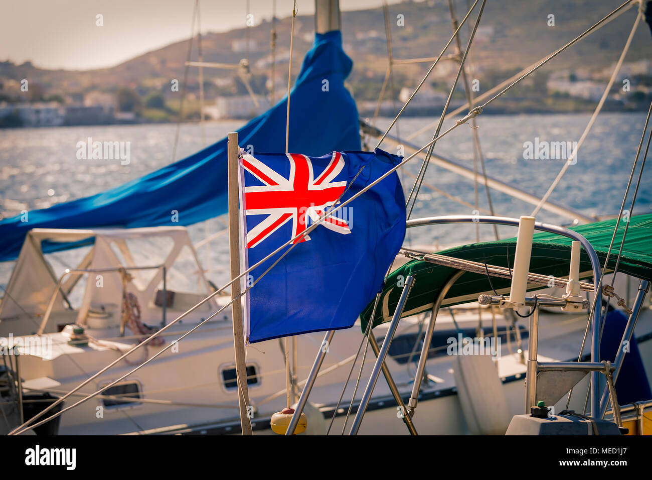 Drapeau UK maritime. Fermer le Blue Ensign britannique British maritime d'un drapeau flottant au vent sur un yacht à voile Banque D'Images