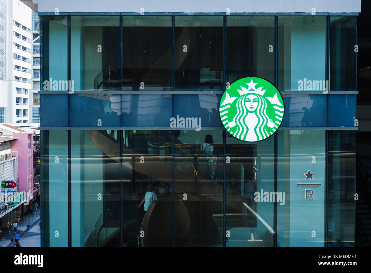 Bangkok, Thaïlande - 20 Avril 2018 : le logo de Starbucks en face de la boutique. Banque D'Images