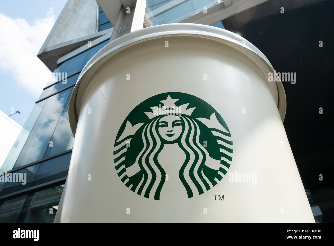 Bangkok, Thaïlande - 20 Avril 2018 : le logo de Starbucks en face de la boutique. Banque D'Images