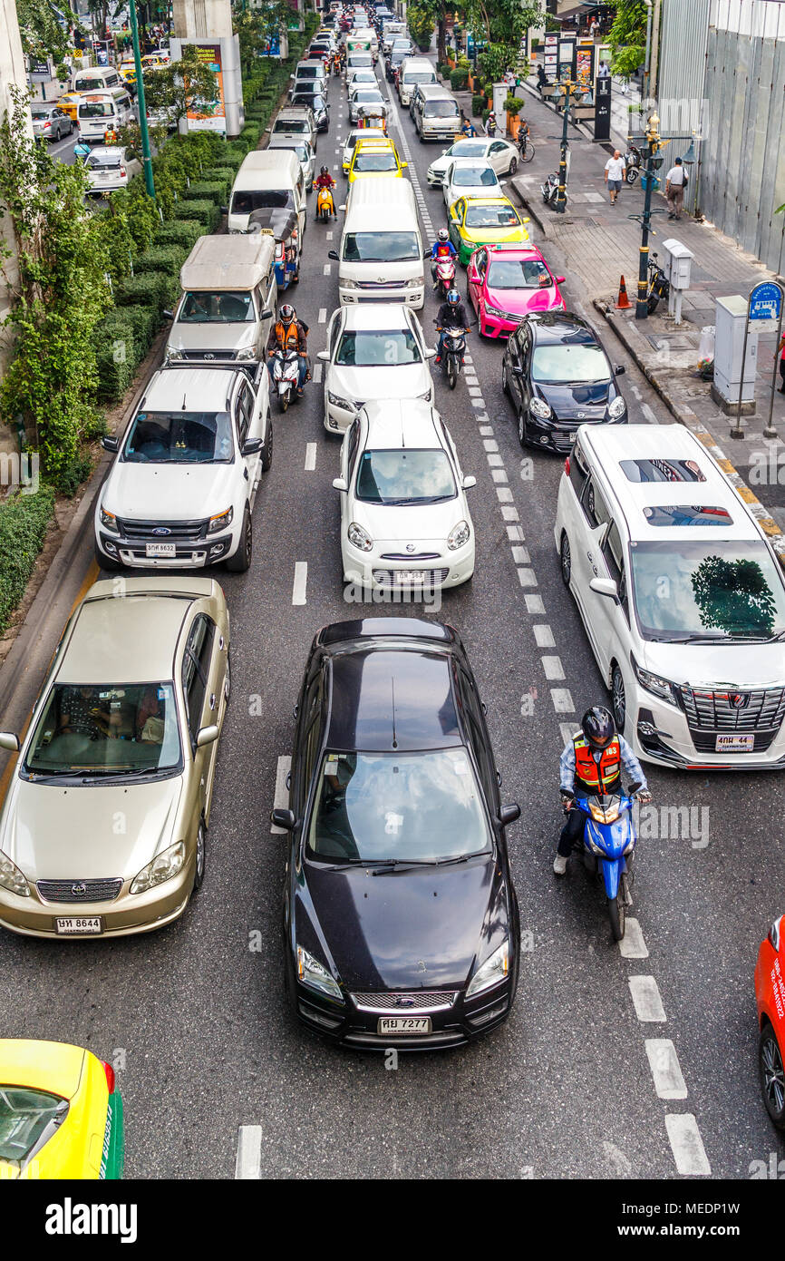 Le trafic lourd sur la route Sukhumvit, Bangkok, Thaïlande Banque D'Images