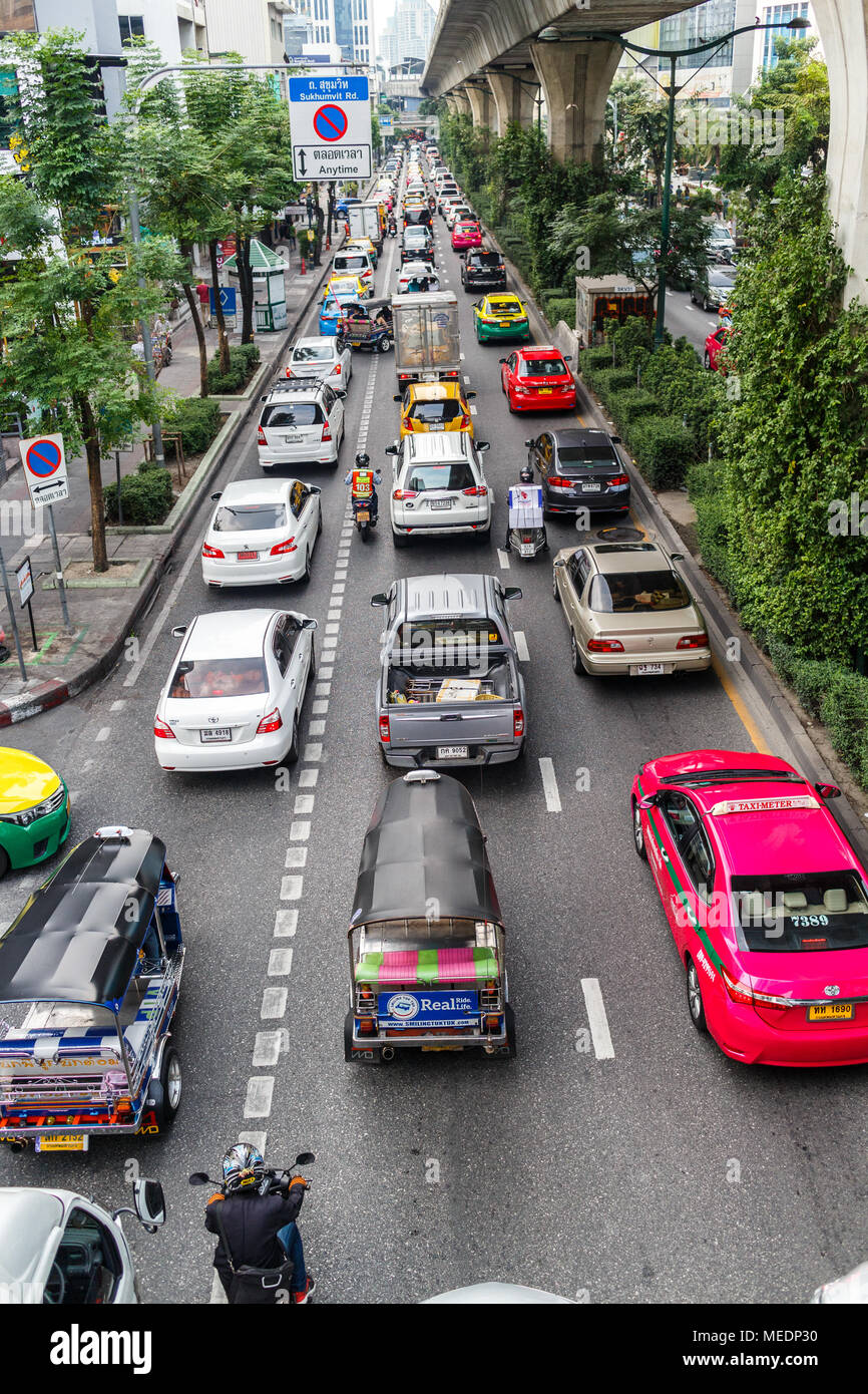 Le trafic lourd sur la route Sukhumvit, Bangkok, Thaïlande Banque D'Images