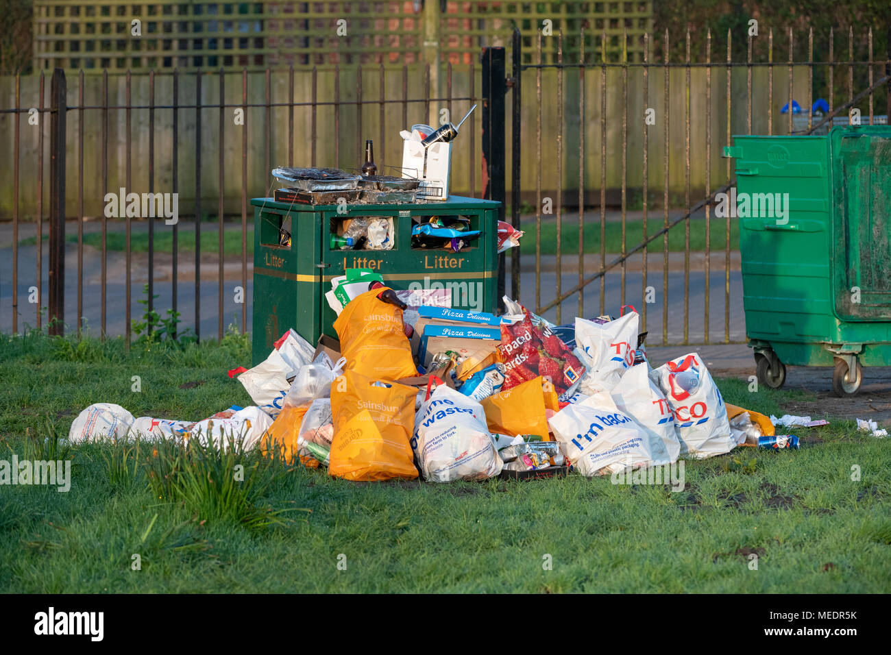 Corbeille débordante Dans south park après une journée ensoleillée. Oxford, Oxfordshire, Angleterre Banque D'Images
