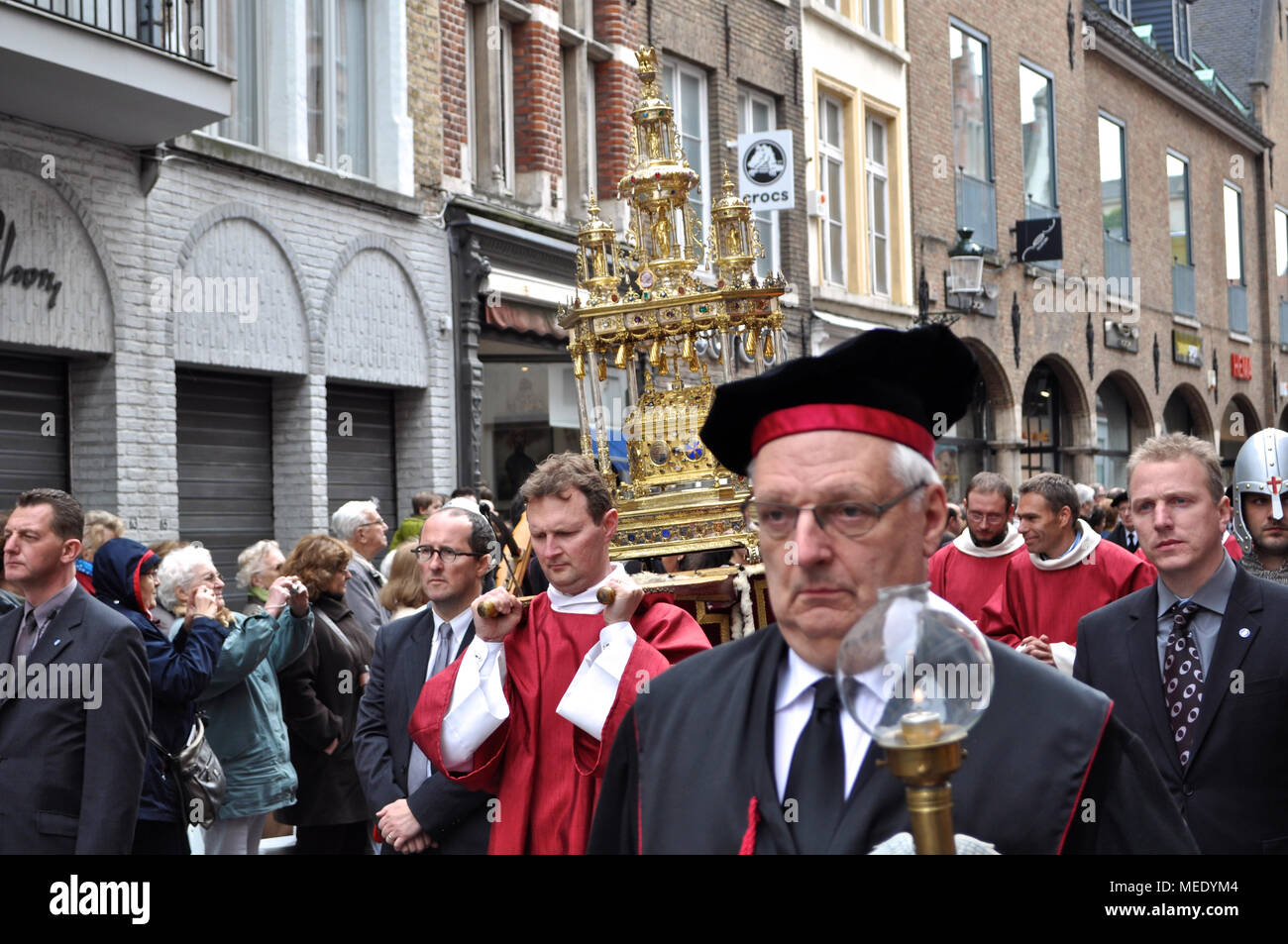 Bruges, Belgique. La Procession du Saint-Sang (Heilig Bloedprocessie), une grande procession catholique religieuse le jour de l'Ascension. Relique du Saint B Banque D'Images