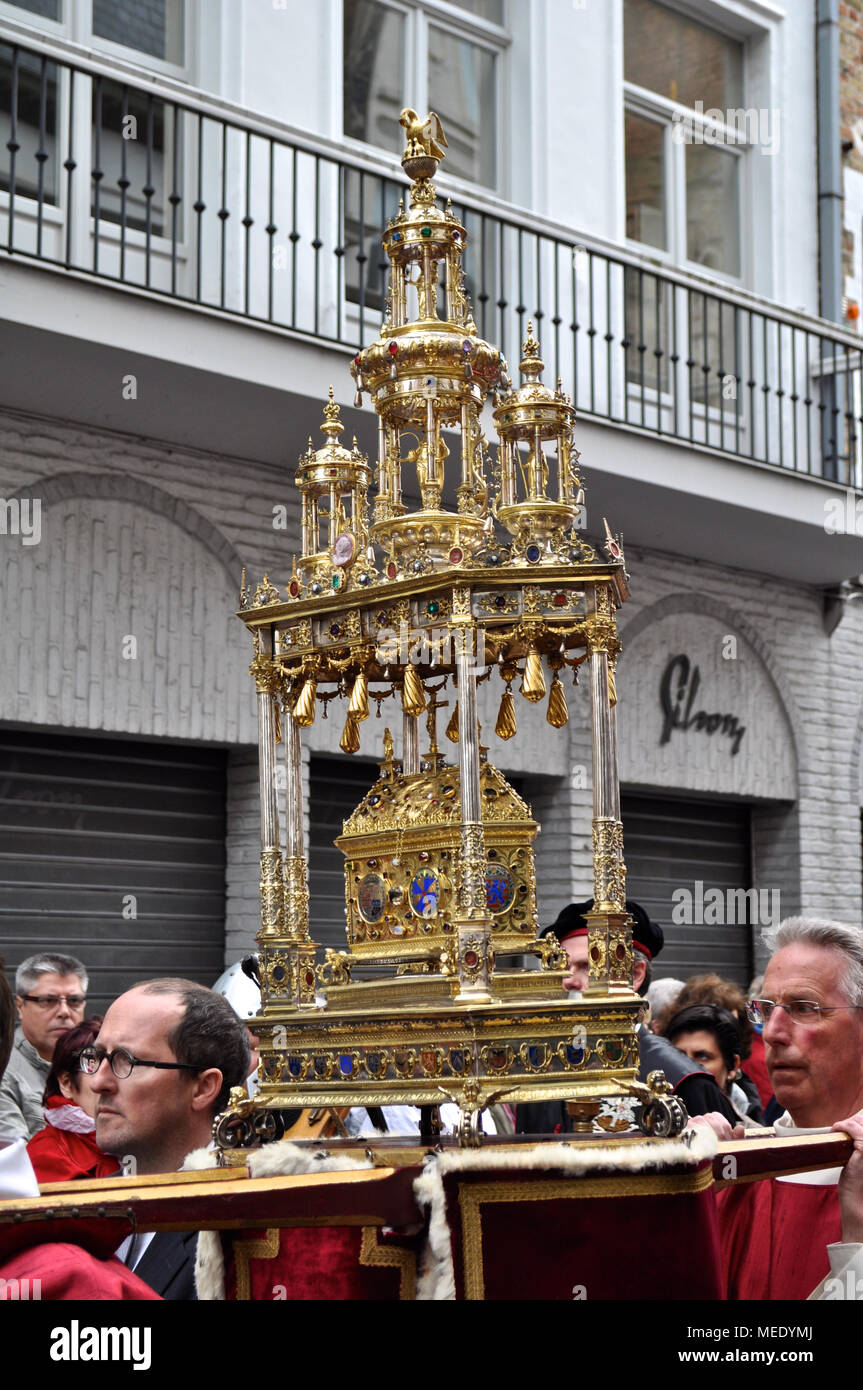 Bruges, Belgique. La Procession du Saint-Sang (Heilig Bloedprocessie), une grande procession catholique religieuse le jour de l'Ascension. Relique du Saint B Banque D'Images