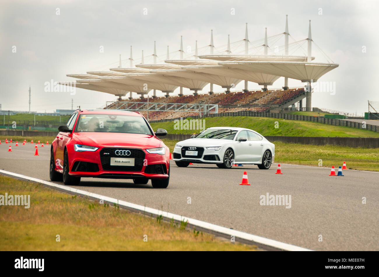 Une RS6 et RS7 manoeuvre Performance après avoir été utilisé pour faire glisser la race la formation à une expérience de conduite Audi jour tenu au Shanghai International Ci Banque D'Images