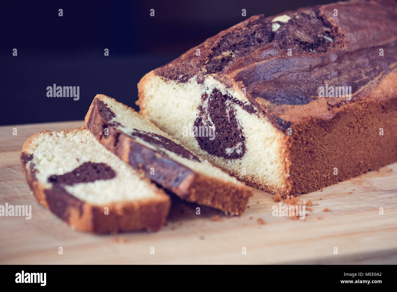 En gâteau avec garniture au chocolat. Faite maison. Banque D'Images