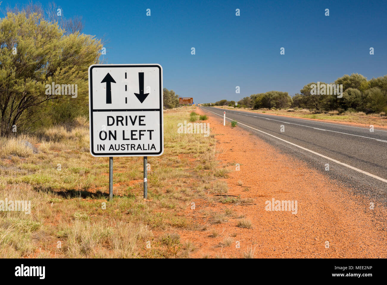 Conduire sur route gauche sign in Australian Outback. Lasseter Highway 4. Banque D'Images