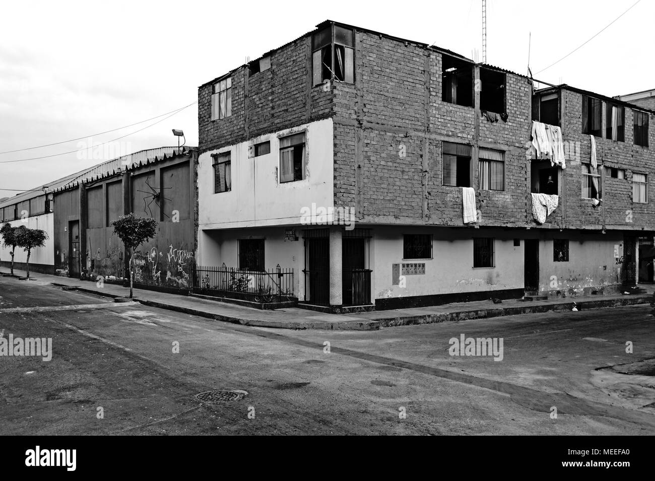 Bloc d'appartements à Lima, Pérou, noir et blanc Banque D'Images