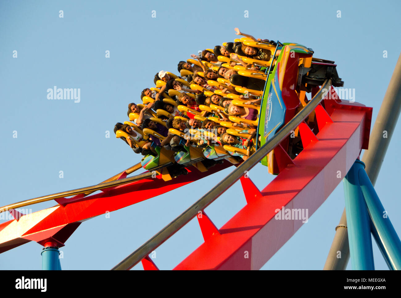 Barcelone, Espagne- 3 Août 2012 : les gens sur un Rollercoaster ride dans le parc d'attractions Port Aventura contre un ciel bleu à Barcelone, Espagne Banque D'Images
