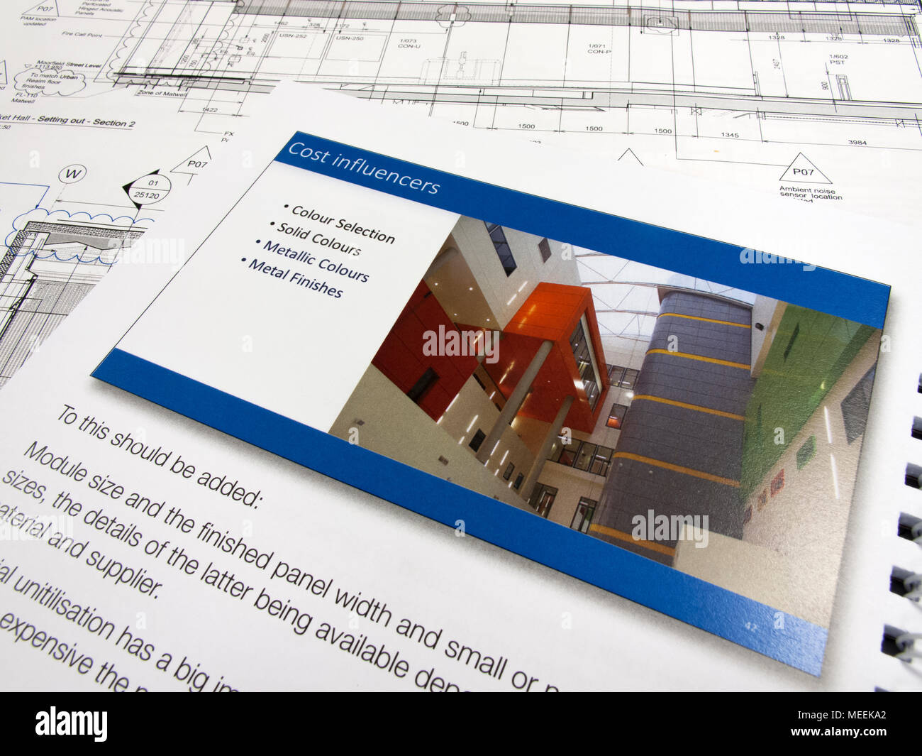 Bardage pare-pluie guide technique de l'enveloppe du bâtiment, système de façade utilisés dans l'industrie de la construction Banque D'Images