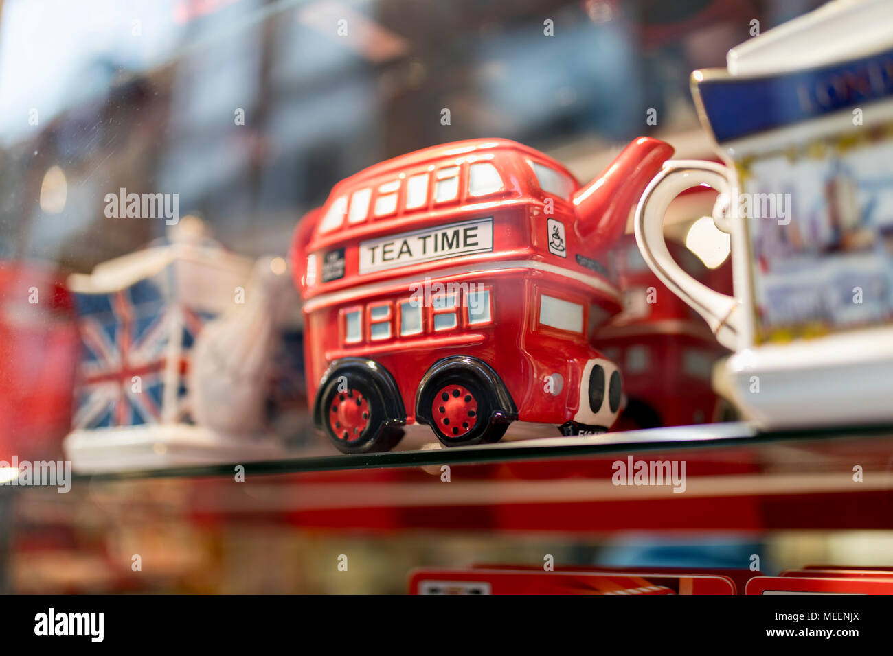 Un magasin de souvenirs de Londres afficher la boutique souvenirs incluant des bus à impériale rouge britannique tea pot célébrant un mariage royal au Royaume-Uni Banque D'Images