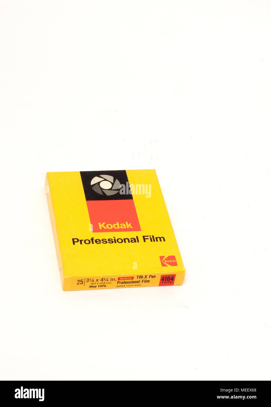 Une boîte de nouveau l'ancien stock épais 4164 Kodak Tri-X Pan professionnel noir et blanc, Film épais Estar Base- 3¼X4¼". Expiration Date : Mai 1976 Banque D'Images