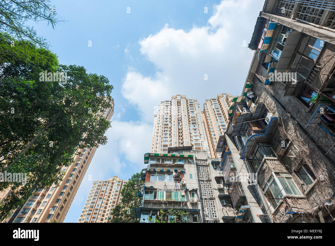 Chengdu, province du Sichuan, Chine - le 25 mars 2018 : anciens et nouveaux bâtiments d'habitation contre le ciel bleu Banque D'Images