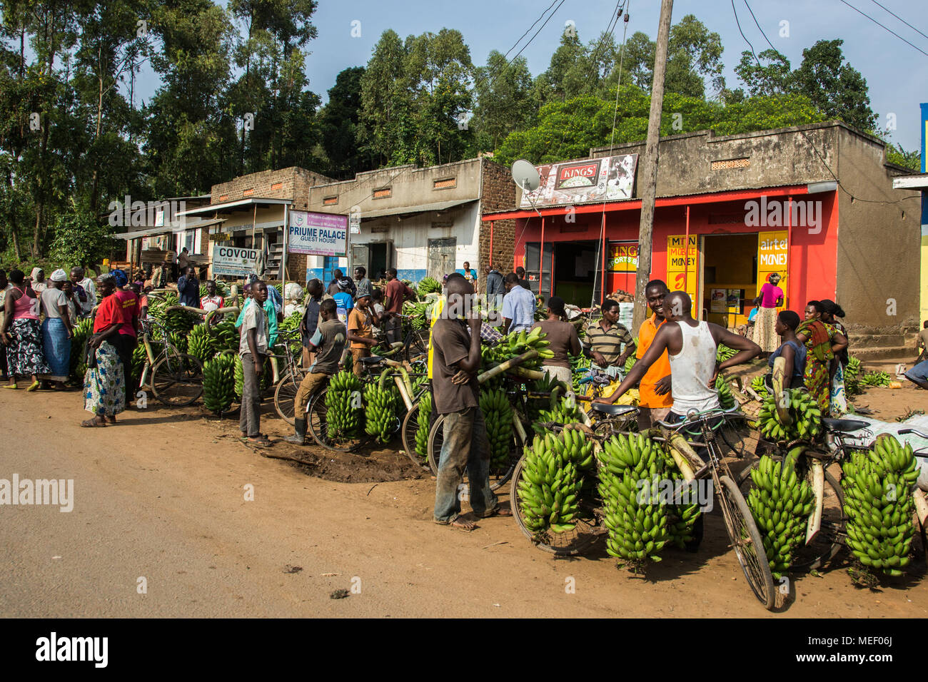 Bickers vendre des bananes sur le marché Banque D'Images