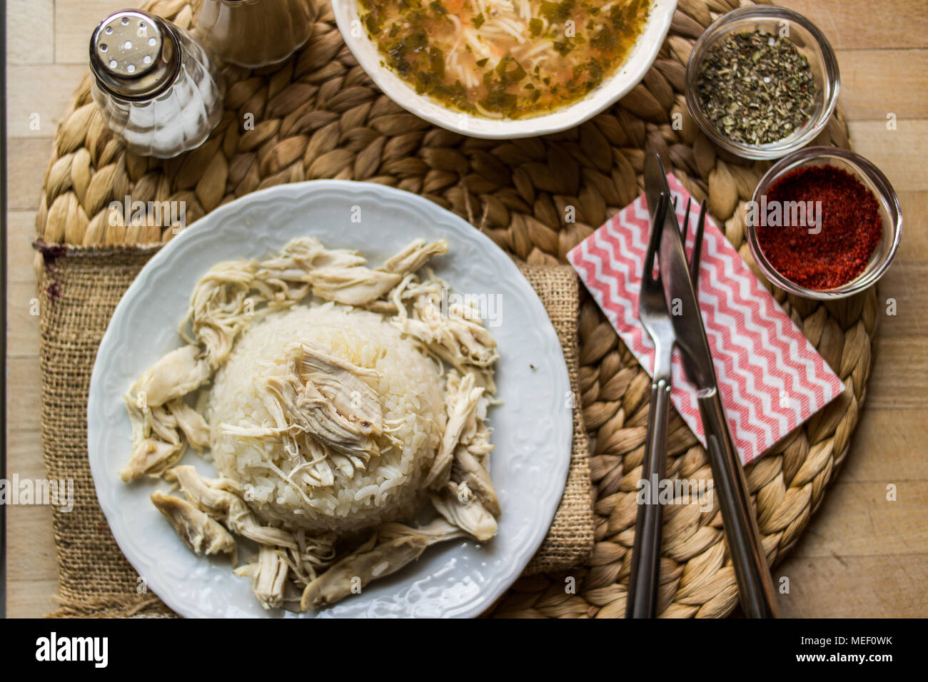 Traditionnel turc sur un poulet riz pilaf (tavuklu pilav) et le bouillon de poulet soupe Banque D'Images