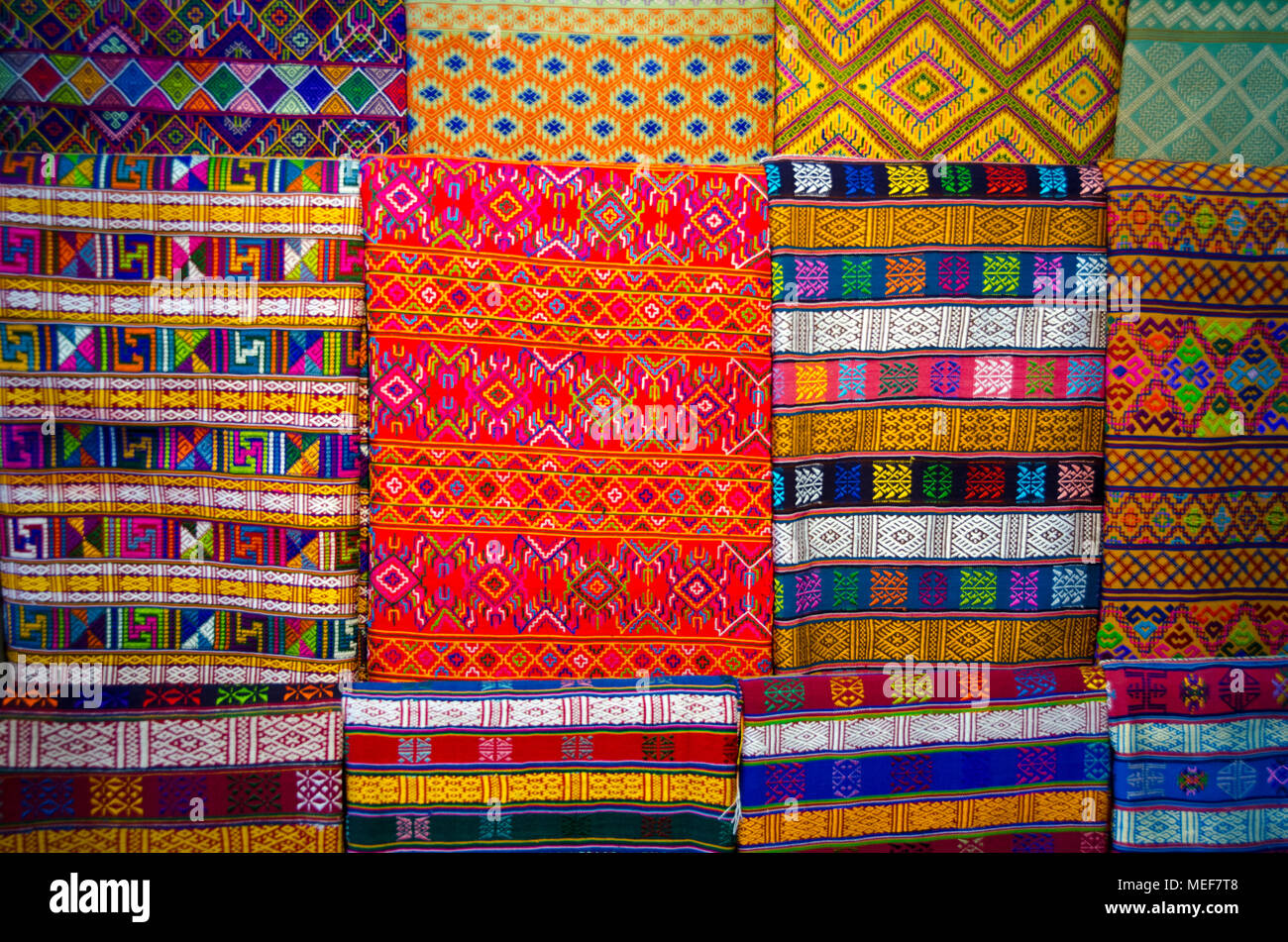 Main coloré tissé dans centre de tissage à Paro Bhoutan Banque D'Images